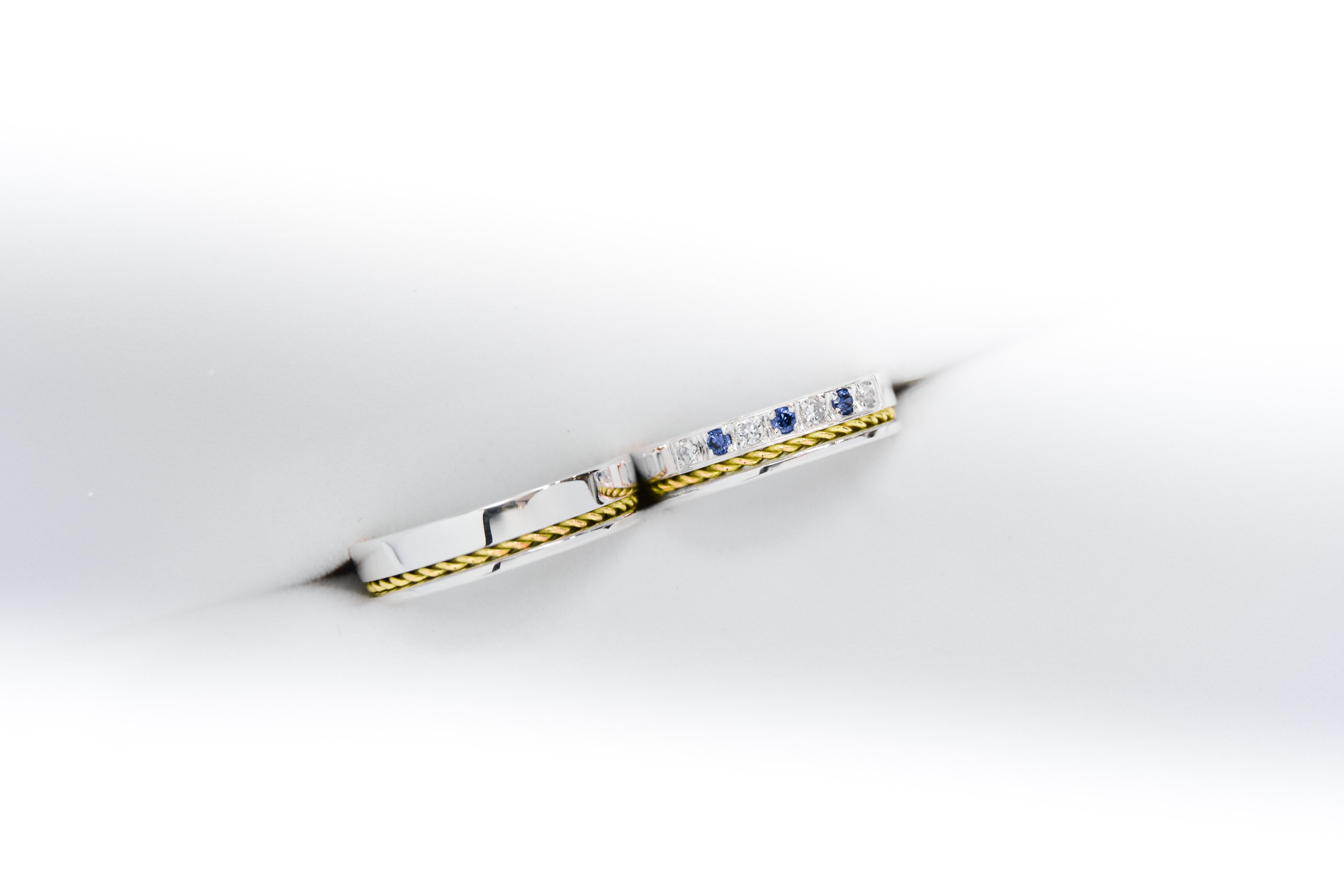 Alianzas de plata 950k y oro 18k amarillo con diamantes blancos y zafiros engarzadas. sobre fondo blanco.