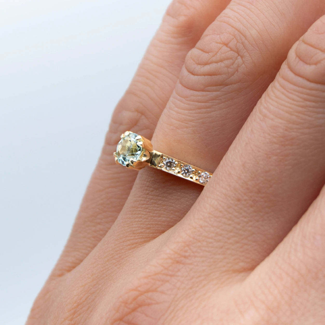 Anillo de compromiso A6 + Aguamarina Natural Oro 18K