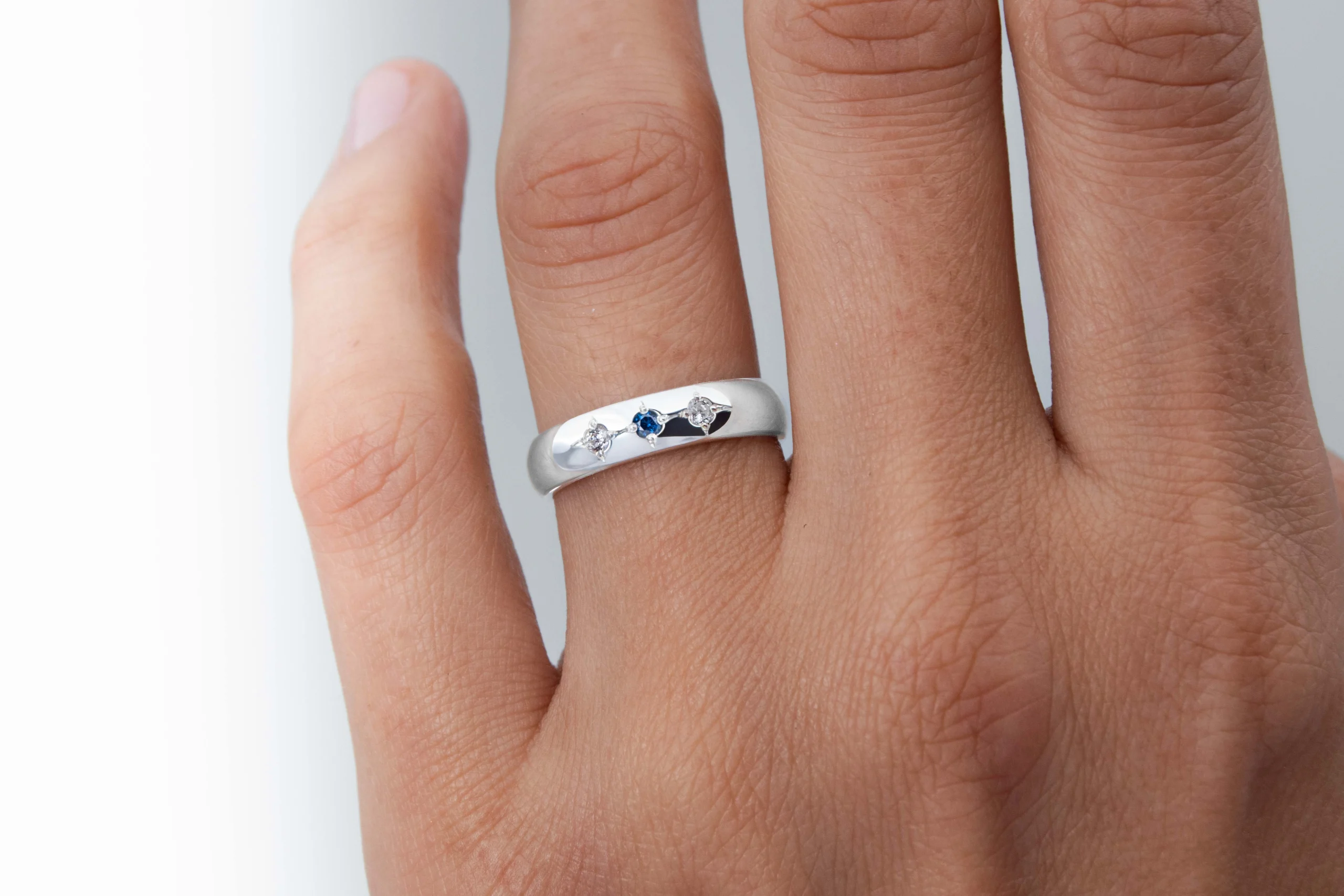 Par de alianzas de casamiento en plata 950 con zafiros azules y diamantes, modelo Aster, fabricadas artesanalmente en Buenos Aires — Haikmaro Joyería