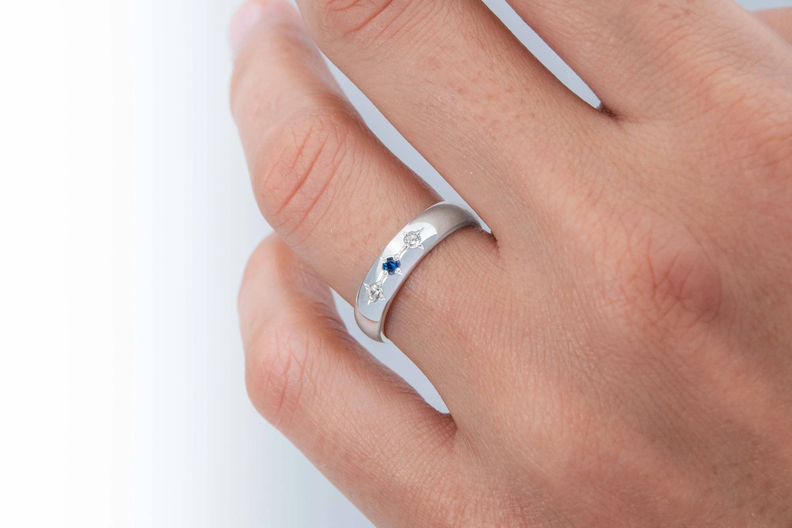 Par de alianzas de casamiento en plata 950 con zafiros azules y diamantes, modelo Aster, fabricadas artesanalmente en Buenos Aires — Haikmaro Joyería
