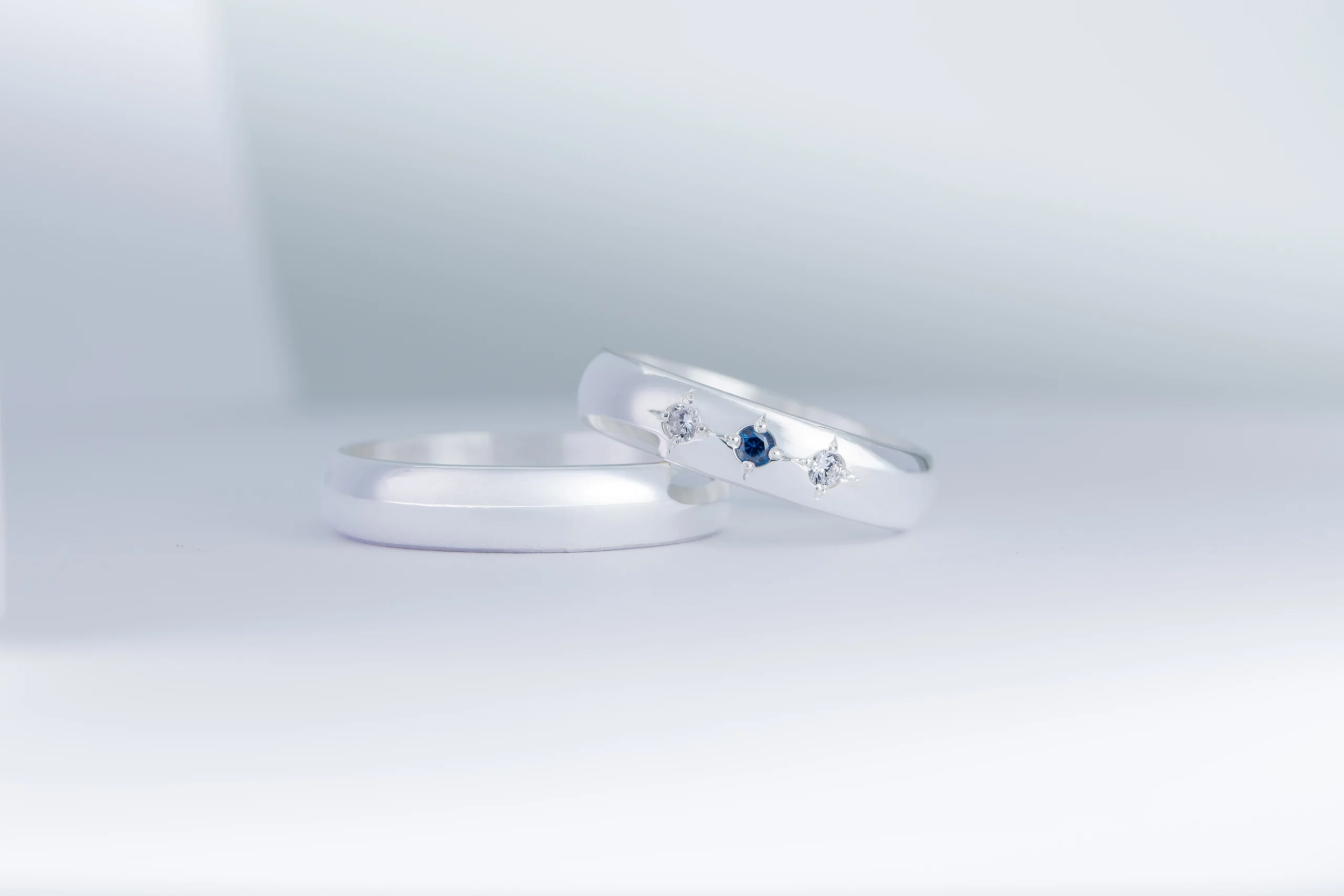 Par de alianzas de casamiento en plata 950 con zafiros azules y diamantes, modelo Aster, fabricadas artesanalmente en Buenos Aires — Haikmaro Joyería