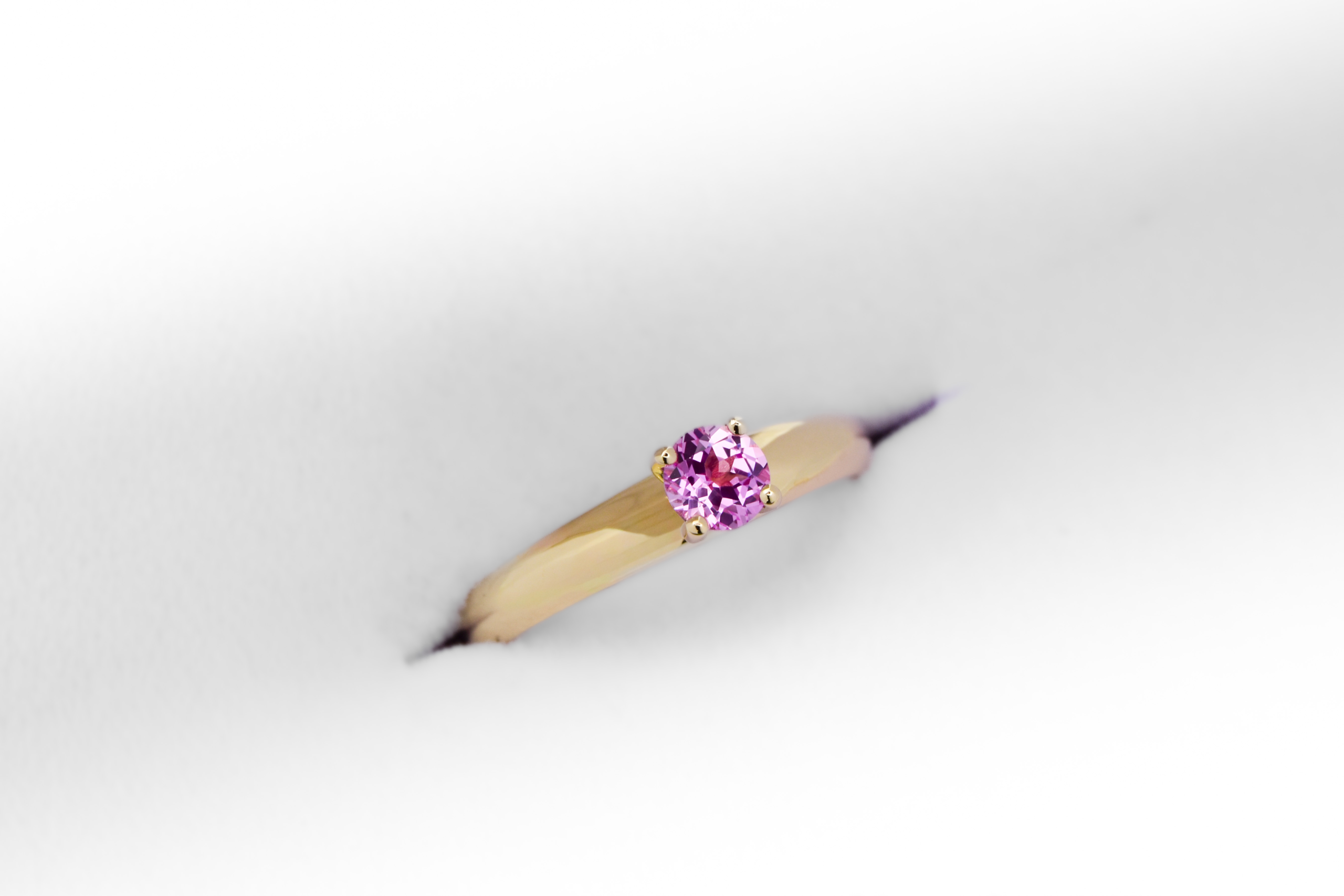 Anillo de compromiso de oro 18K amarillo modelo Princess 5 con zafiro Lab Grown Rosa sobre fondo blanco